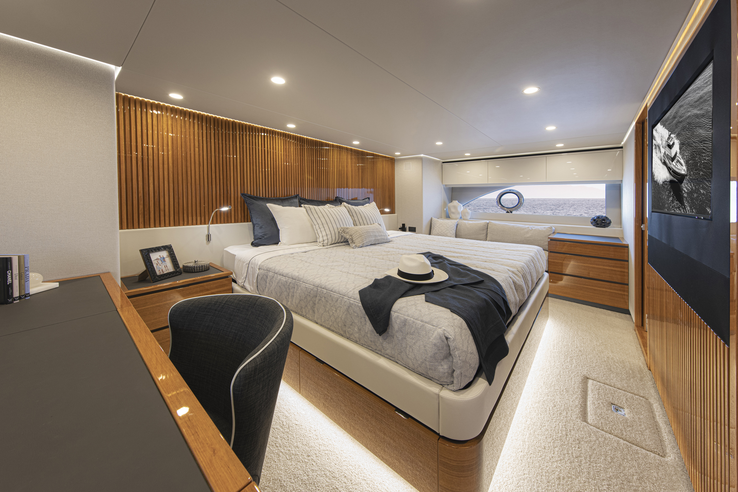 Owner's cabin is located mid-ships