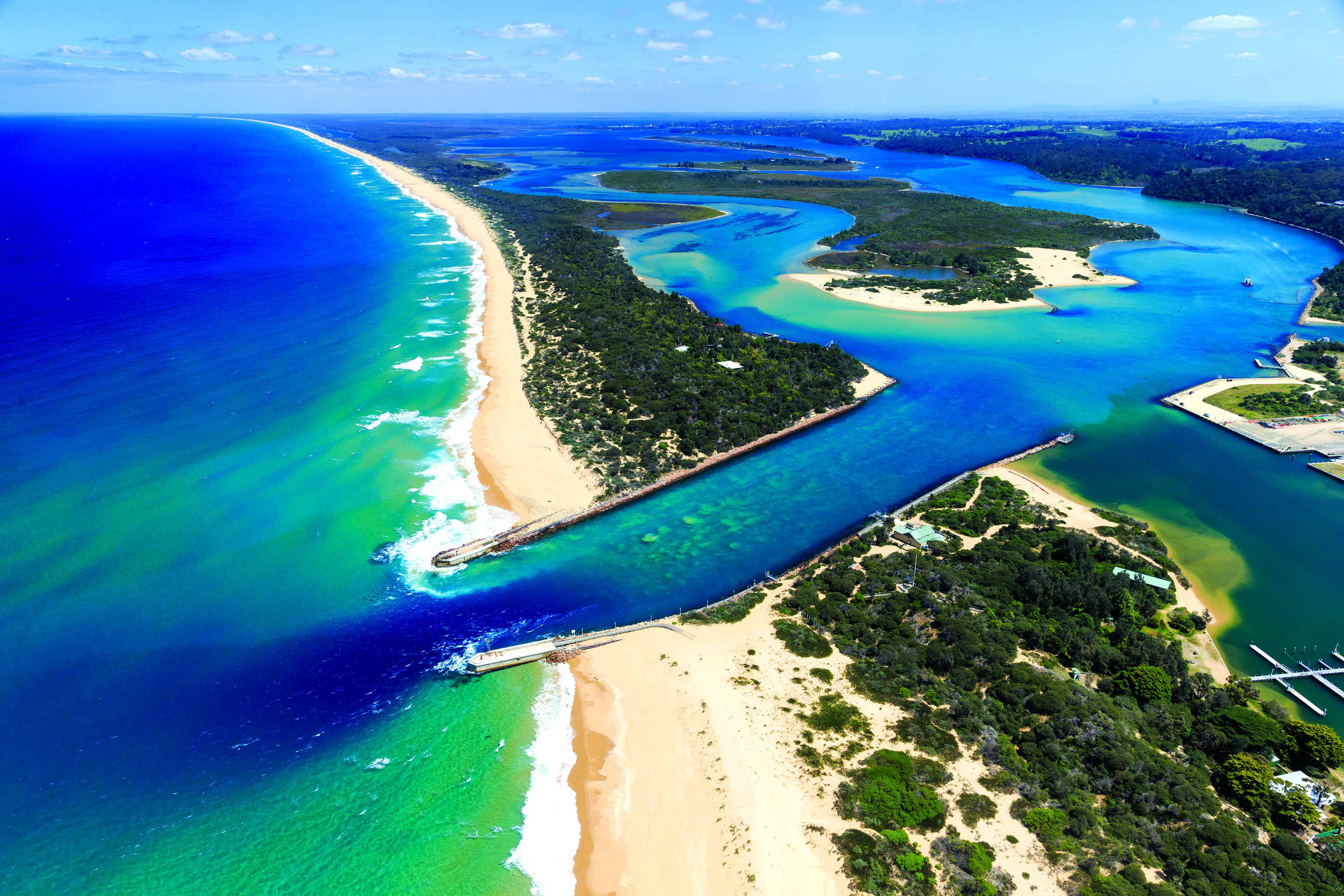 Крупнейший остров у берегов австралии. Гиппсленд Австралия. Сеть озеро Гиппсленд Австралия. Озеро Джипсленд Австралия. Лейкс-Энтранс.